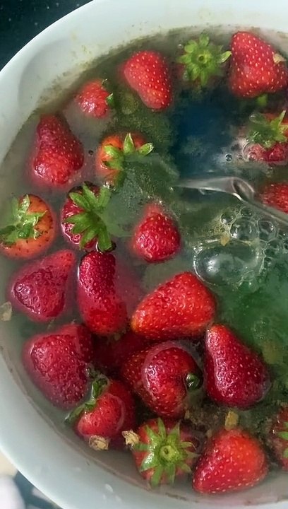 Xôn xao dâu tây 50 nghìn cho vào máy sục rửa nổi váng đục ngầu: Nhìn thôi đã không dám ăn