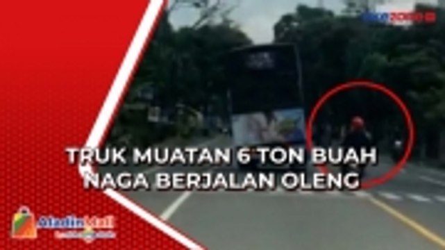 Demi Konten, Truk Muatan 6 Ton Buah Naga Berjalan Oleng dengan Kecepatan Tinggi