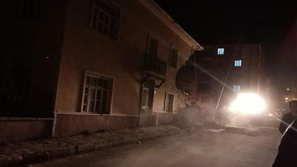 ELAZIĞ'DA YIKIM KARARI ALINAN BİNANIN BİR KISMI ÇÖKTÜ