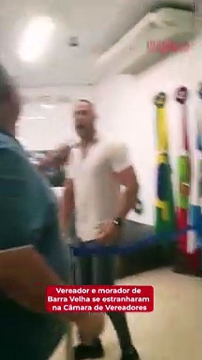 Vereador e morador trocam insultos e empurrões em sessão da câmara de vereadores