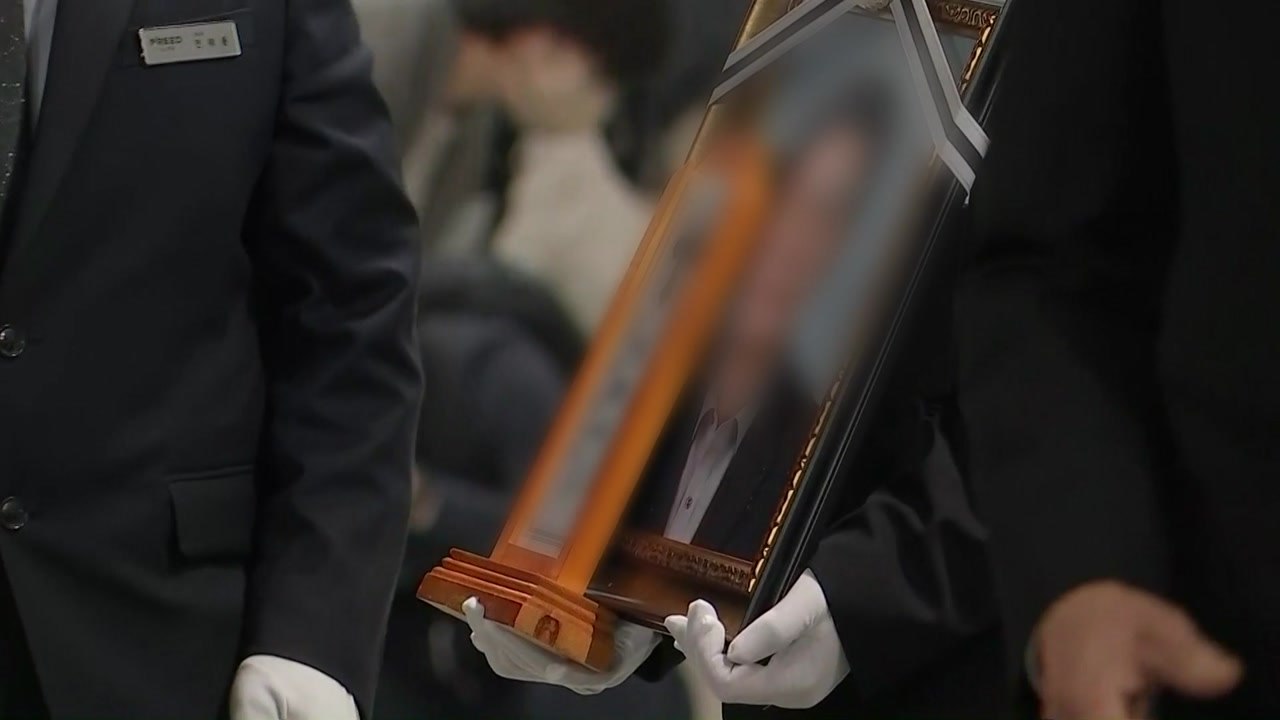 숨진 이재명 전 비서실장, 유족 눈물 속 발인 엄수 / YTN
