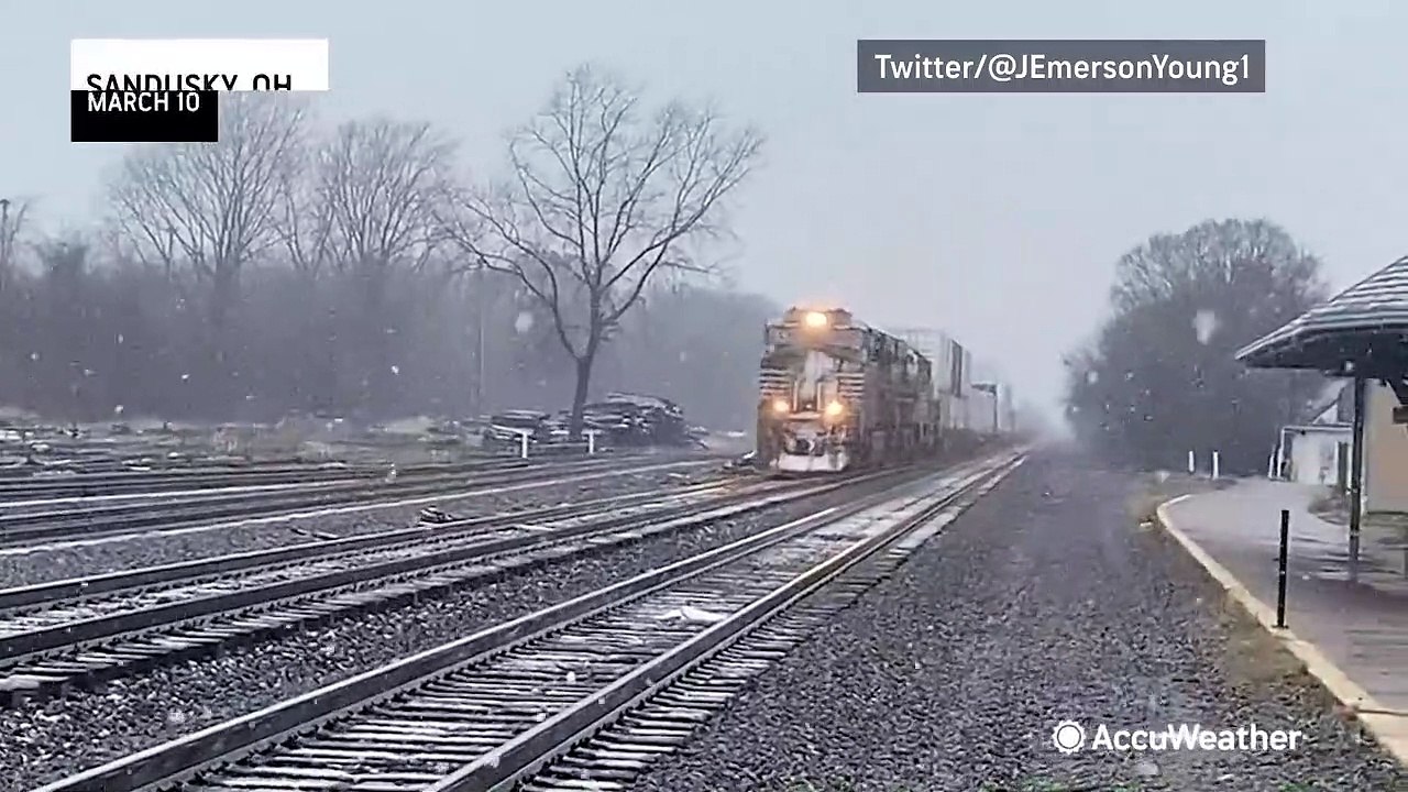 Snowy train in Ohio feels like 'Polar Express' video Dailymotion