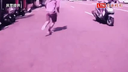 穿拖鞋還是很會跑 高雄逃逸移工狂奔200公尺結果輸給機車(民眾提供)
