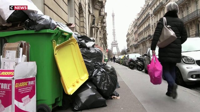 Les éboueurs poursuivent la grève contre la réforme des retraites