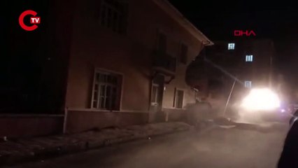 Elazığ'da 'yıkım' kararı alınan binanın bir kısmı çöktü