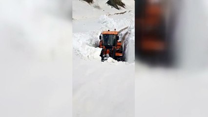 Üs bölgesi yolunda 4 metreyi bulan karla mücadele