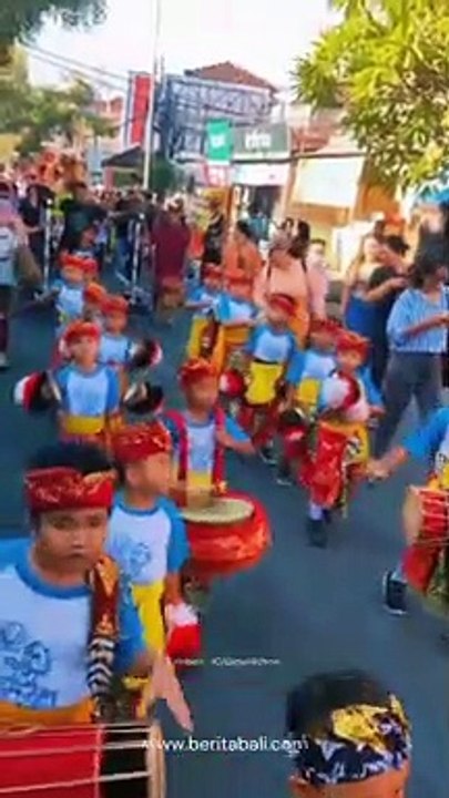 Pawai Ogoh - Ogoh TK Kecamatan Kuta diikuti seluruh TK se-Kecamatan Kuta baik dari TK Internasional sampai TK Musliman Nahdlatul Ulama!