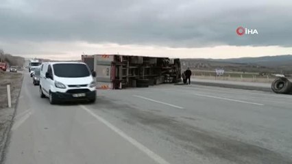 Otomobil yola devrilen tıra saplandı