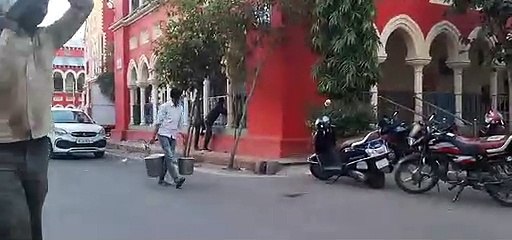 बा​ल्टियों से परोसा जा रहा विक्टोरिया में भोजन