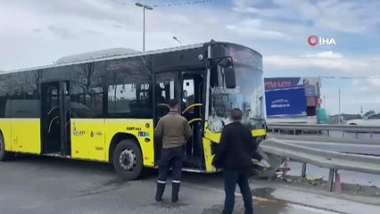 Kontrolden çıkan İETT otobüsü bariyerlere çarptı