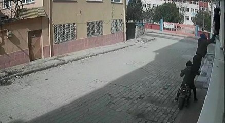 Motosikletli hırsızlar balkonda asılı kıyafetleri böyle çaldı