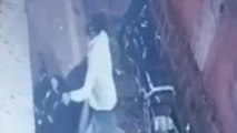 उज्जैन: बाइक चोरी की घटना सीसीटीवी कैमरे में कैद पुलिस कर रही जांच