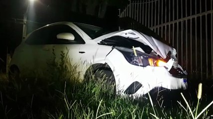 Fiat Argo atinge portão de residência após colisão no bairro Tropical