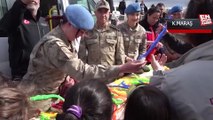Kahramanmaraş'ta Mehmetçik depremzede çocuklara oyuncak dağıttı