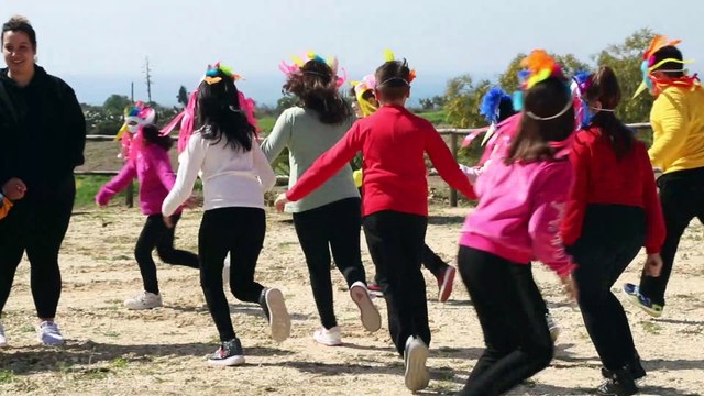 Il sito archeologico di Eraclea Minoa invaso dai bambini: “Gli uccelli” di Aristofane tra maschere e colori