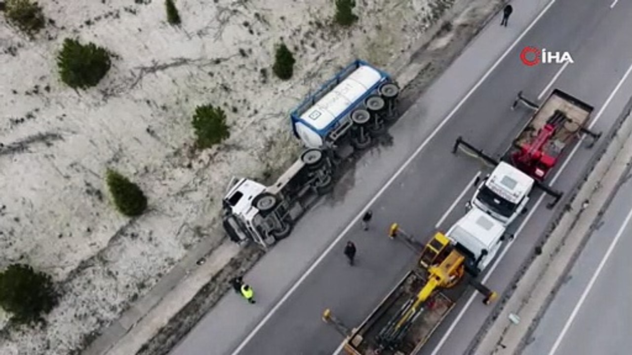 Otoyolda kimyasal yüklü TIR paniği