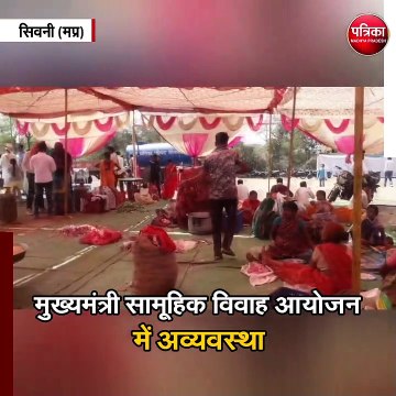 खाना लेने के लिए कतार में खड़े दिखे दूल्हा
