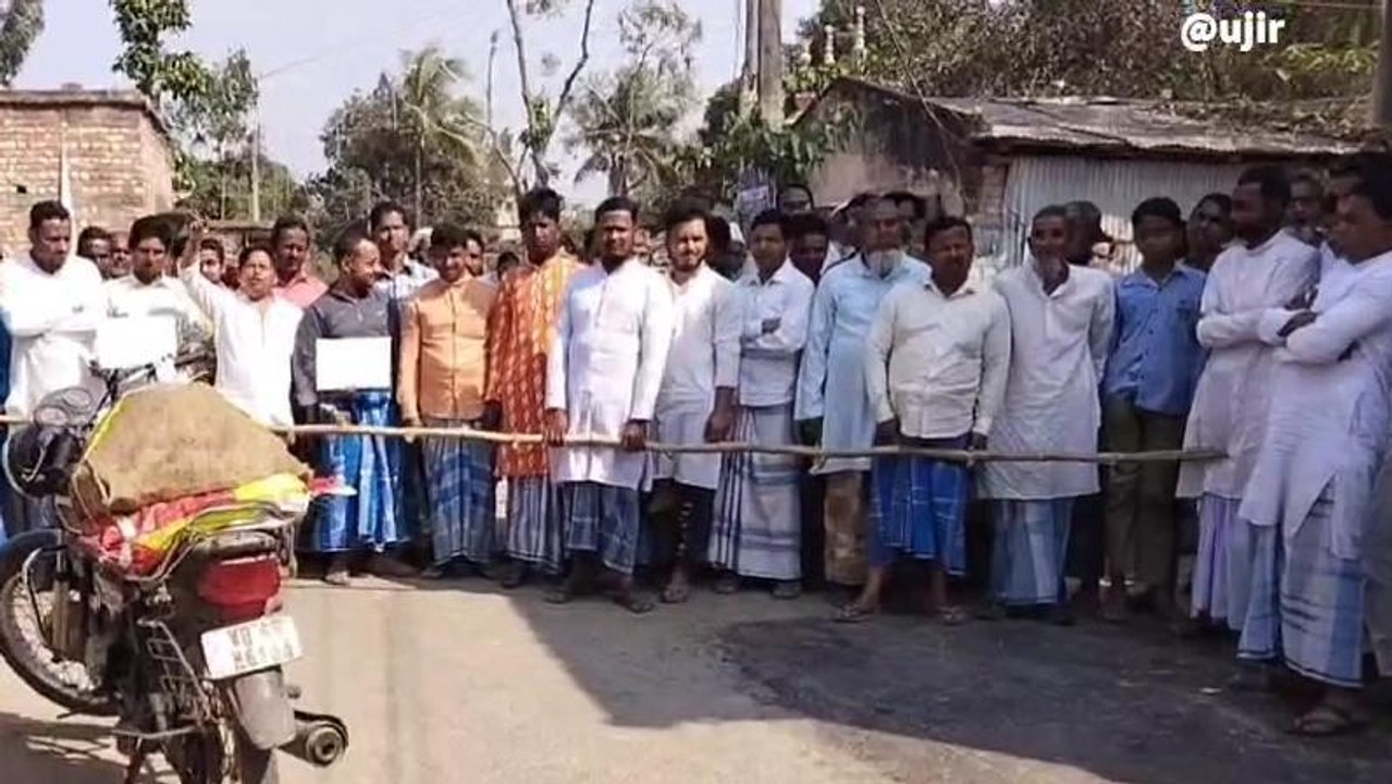 চাঁচলঃ রাস্তা সংস্কারের দুইদিনের মাথায় বেরিয়ে আসছে কঙ্কাল সার চেহারা,বিক্ষোভ