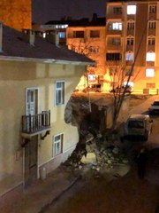 Elazığ'da iki katlı evin dış cephesinde dökülmeler meydana geldi