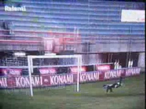 But de Solari sur une superbe frappe enroulée.