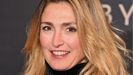 VOICI : "La peur de disparaître" : Julie Gayet se confie sur cette crainte qui la hante depuis qu'elle a 50 ans