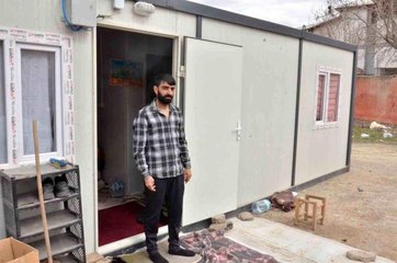 Depremzede baba, kızının mezarının yanındaki konteyneri istedi