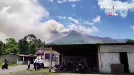 Merapi Yanardağ'ındaki patlama anı kamerada! Metrelerce yüksekliğe kül ve duman püskürttü