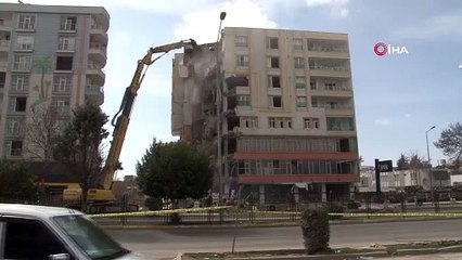 Yıkımı gerçekleştirilen bina, iş makinesinin üzerine devrildi