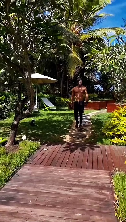 शर्टलैस रणबीर कपूर ने दिखाए परफेक्ट एब्स, फिटनेस पर फिदा हुए फैंस, वायरल हो रहा वीडियो