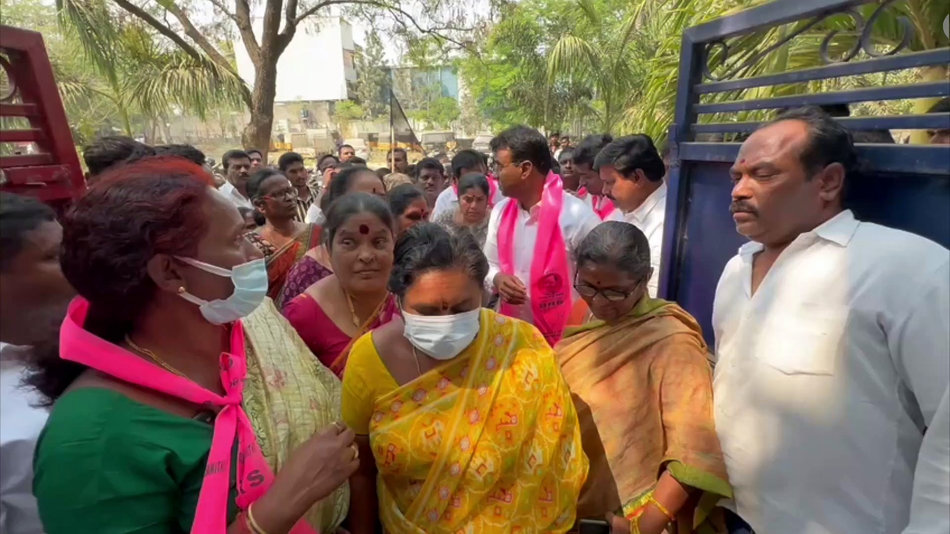 బండి సంజయ్ చేసిన వ్యాఖ్యలపై ఆగ్రహ జ్వాల...దిష్టి బొమ్మను చెప్పులతో కొట్టిన మహిళలు...