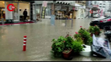 Yağmur sadece yarım saat yağdı: Cadde ve iş yerleri sular altında kaldı