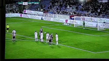 Gianluca Lapadula anotando el empate de Cagliari frente al Ascoli