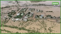 Australie : Vues aériennes des inondations dans une ville isolée