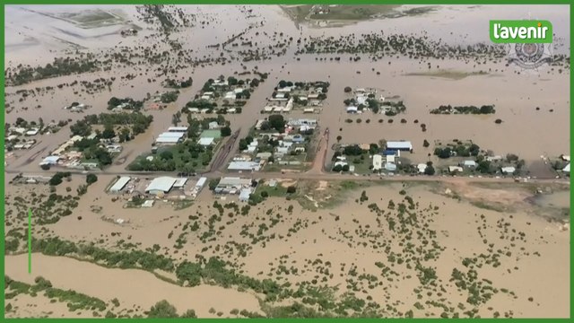 Australie : Vues aériennes des inondations dans une ville isolée