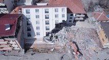 Depremde camları dahi kırılmadan yan yatan binanın yıkımına başlandı