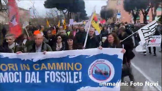 Piombino, il popolo del no al rigassificatore: corteo per le strade