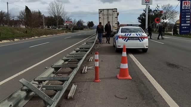 Lastiği patlayan tır bariyerlere daldı