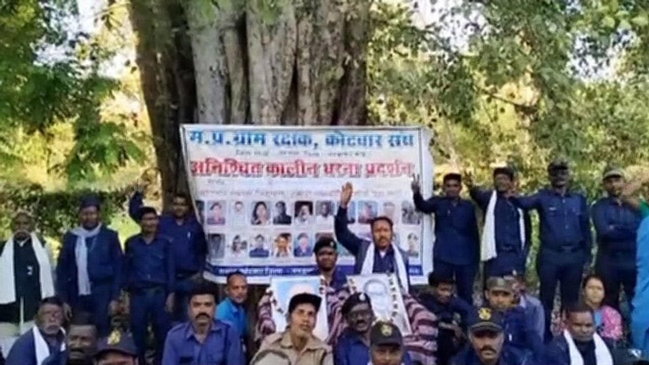 चरण बद्ध आंदोलन के तहत धरने पर बैठे कोटवार, धरना स्थल पर काटी रात