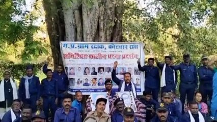 चरण बद्ध आंदोलन के तहत धरने पर बैठे कोटवार, धरना स्थल पर काटी रात