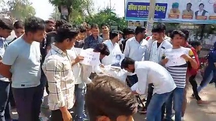 युवाओं ने किया प्रदर्शन