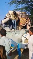 स्कूल बस व ट्रैक्टर लोडर में भिड़ंत, एक दर्जन बच्चे घायल