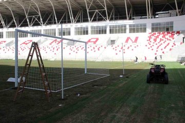 Karaman'ın yeni şehir stadyumunun kale direkleri takıldı, saha çizgileri de çizildi