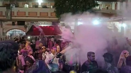 Скачать видео: Devotees gathered for Mangala Aarti