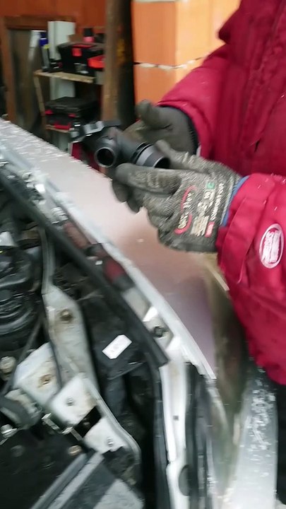 Resolving a big coolant freeze leak on a BMW X5 E70 M57 engine when snowing