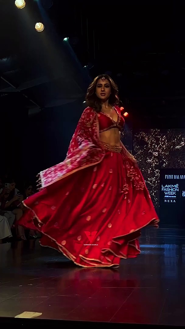 Lakme Fashion Week :  सारा अली खान ने लाल लहंगा में लूटी फैशन की महफिल, नज़ाकत के साथ किया रैंप वॉक