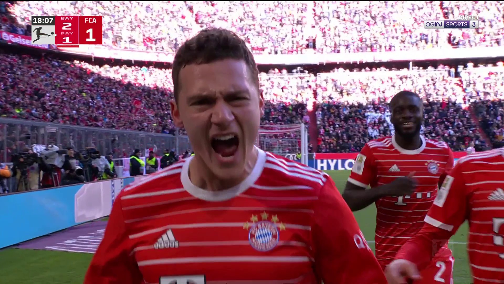 Bundesliga : Retournée acrobatique de Mané, volée de Pavard : but de fou du Bayern !