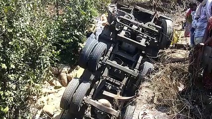 ताप्ती घाट में पलटा धान से भरा ट्रक