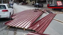 Denizli'de kuvvetli rüzgar çatıları uçurdu: 6 otomobil hasar gördü