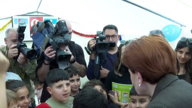 Akşener'e depremde çocuklarını kaybettiğini söyleyen depremzede “Mahvoldum. Dışarıda yatıyoruz. Çadırımız yok.”