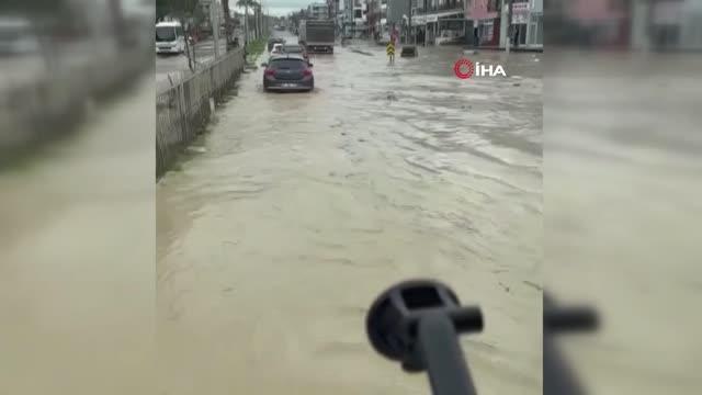 Yağmur Aliağa'da etkili oldu, yollar göle döndü